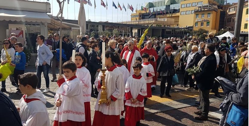 CENTINAIA DI PERSONE SUL SOLETTONE DI PIAZZA COLOMBO PER LA BENEDIZIONE DEI RAMOSCELLI D’ULIVO