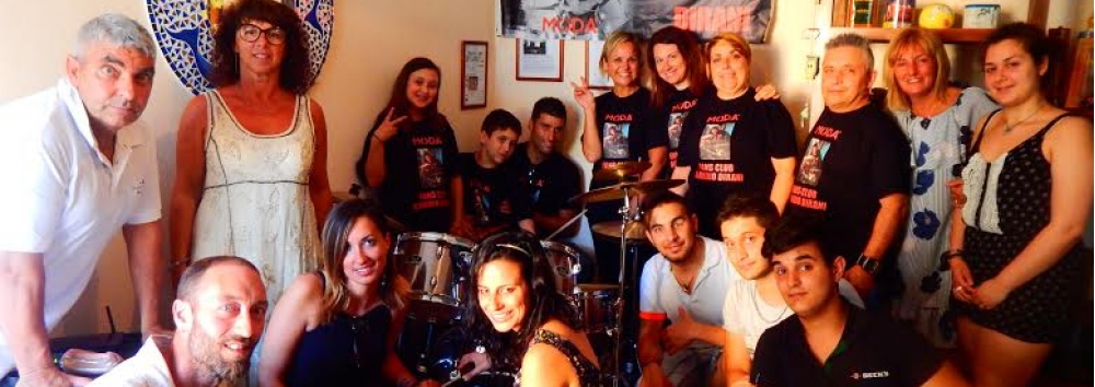 CHE REGALO PER IL PICCOLO MATTIA! TORNA A CASA E TROVA A SUONARE LA SUA BATTERIA CLAUDIO DIRANI  DEI MODA’/IL VIDEO