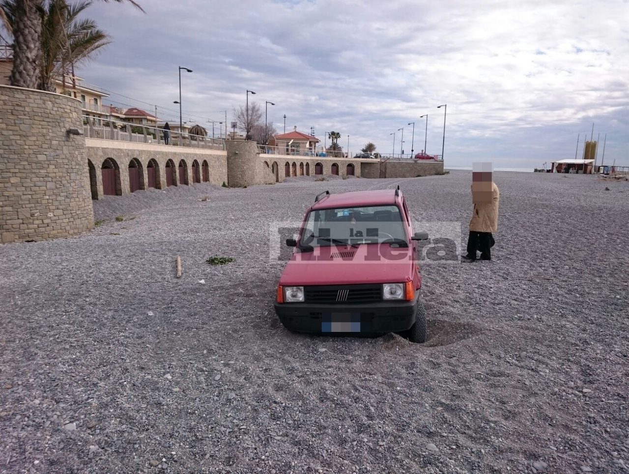 CLAMOROSO A BORDIGHERA: CON L’AUTO IN SPIAGGIA PERCHE’ L’AURELIA E’ BLOCCATA PER LA ROTONDA…DONNA INTRAPPOLATA NELLA SABBIA