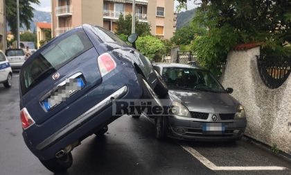 CLAMOROSO A VALLECROSIA: SALE CON UNA RUOTA SU UN'ALTRA MACCHINA, VOLEVA PARCHEGGIARE?/ LA FOTO