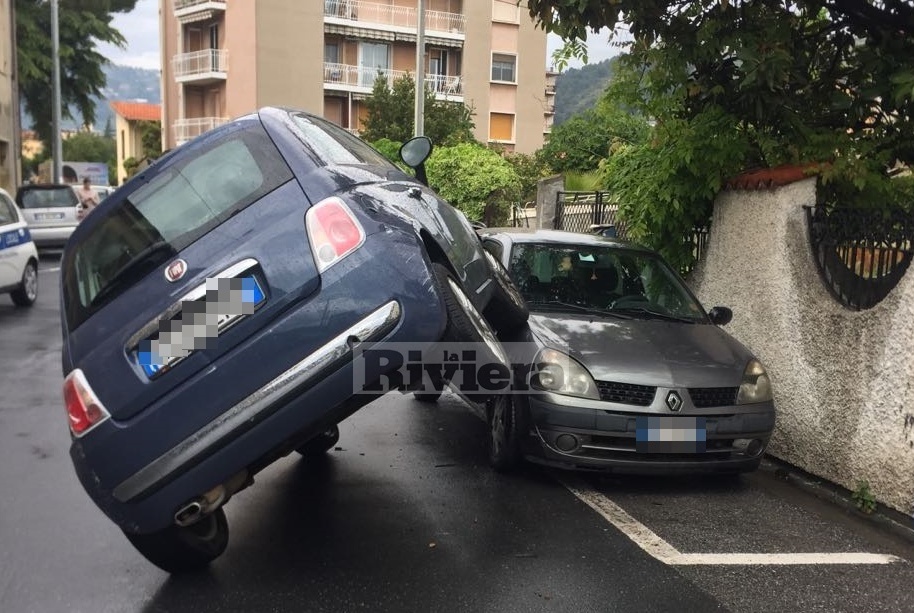 CLAMOROSO A VALLECROSIA: SALE CON UNA RUOTA SU UN’ALTRA MACCHINA, VOLEVA PARCHEGGIARE?/ LA FOTO