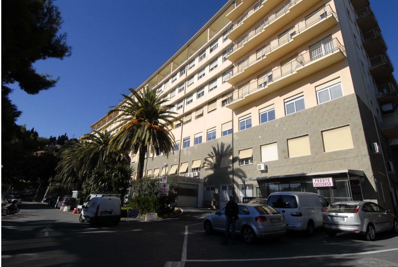 CLAMOROSO ALL’OSPEDALE DI IMPERIA: GLI ASCENSORI NON FUNZIONANO E I PAZIENTI SI CARICANO SULLE SEDIE A ROTELLE