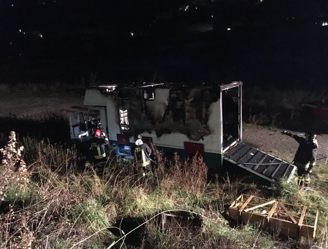 Camion in fiamme a Barcheto di Imperia. Vigili del fuoco sul posto, indagano i carabinieri