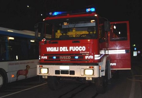 Canna fumaria in fiamme in via Diano Calderina: intervengono i vigili del fuoco