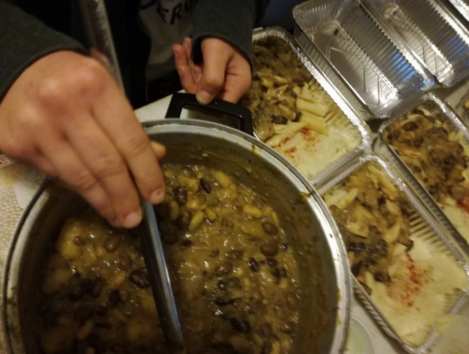 Capodanno al buio di un parcheggio per gli attivisti del “Progetto 20k” e decine di migranti