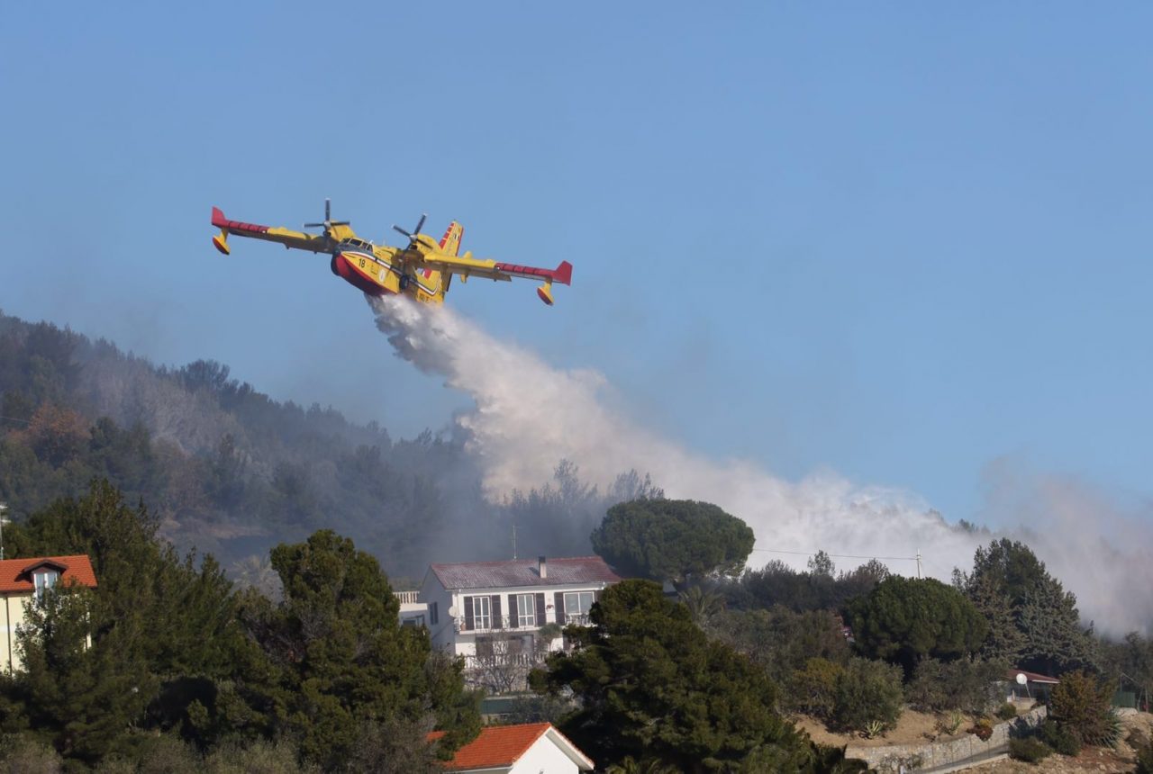 Cervo-Andora: oltre 10 ettari in fumo per un incendio, danni anche a un “nodo di rete” di “Uno Communications”