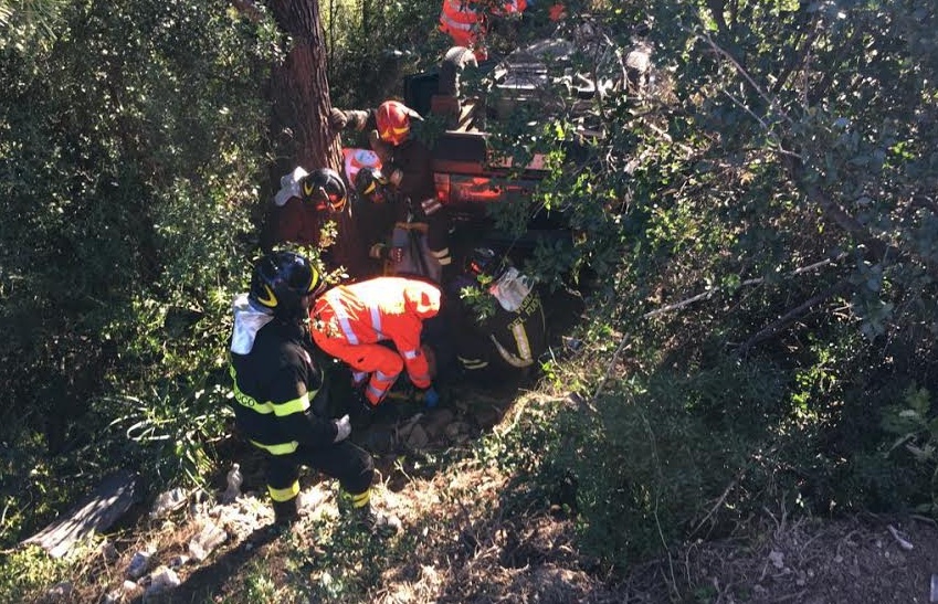 Cervo, ottantenne finisce nelle fasce con la sua auto