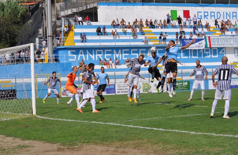Sanremese battuta dai toscani del Real Forte Querceta. “Pioggia” di gialli per i padroni di casa. La cronaca della partita (0-1)