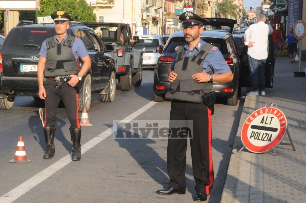Controlli carabinieri podto di blocco estate