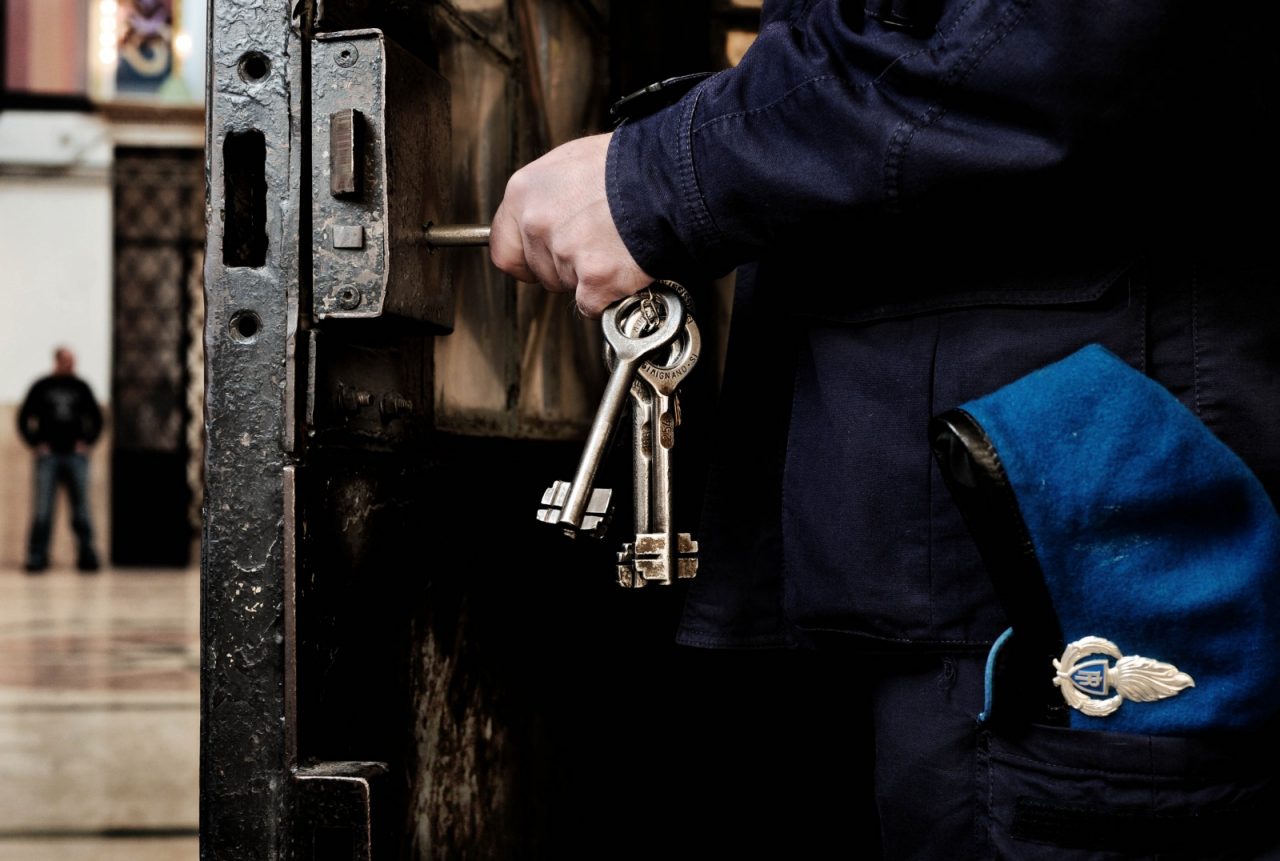 Detenuto sferra pugni a calci a due agenti della penitenziaria