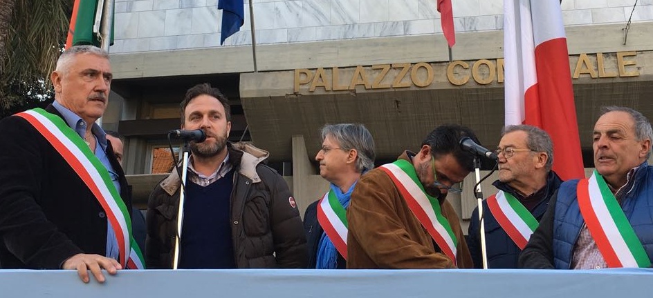 DIANO MARINA: IN 500 ALL’INCONTRO CON I SINDACI SU TEMA IMMIGRAZIONE / FOTO E VIDEO