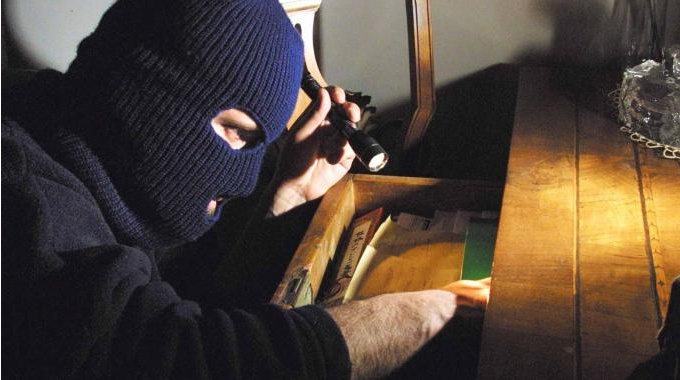 DIANO MARINA: INCUBO FURTI IN VIA SANT’ANGELO/ SVALIGIATE 2 VILLE/ NARCOTIZZATO UN CANE