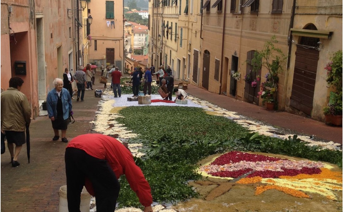 DOMENICA A IMPERIA 100MILIONI DI PETALI PER L’INFIORATA DI VIA CARDUCCI
