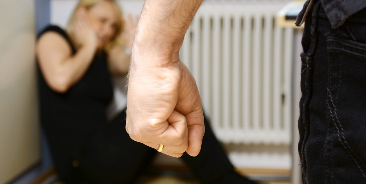 DONNA DI 40 ANNI, MADRE DI 3 FIGLI,  VITTIMA DI VIOLENZA DOMESTICA: SCATTA IL DIVIETO DI AVVICINAMENTO DA PARTE DEL MARITO