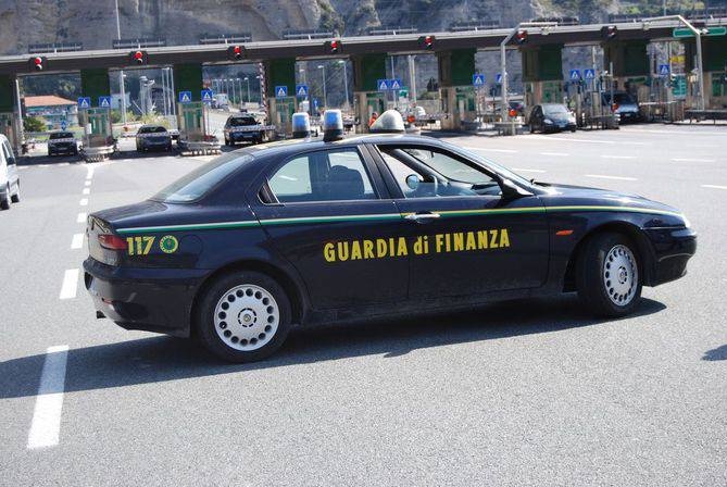 DROGA: GDF SEQUESTRA 17 KG DI HASCISC SU PULLMAN AL CONFINE, ARRESTATA SPAGNOLA