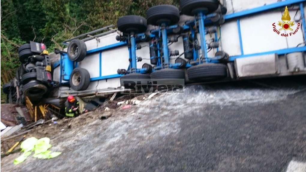 DUE OPERAI MORTI E UNO CON GAMBA AMPUTATA PER IL TRAGICO INCIDENTE SULL’A10/ CODE CHILOMETRICHE/ FOTO E VIDEO