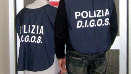 Croci uncinate e scritte antislamiche, indaga la Digos