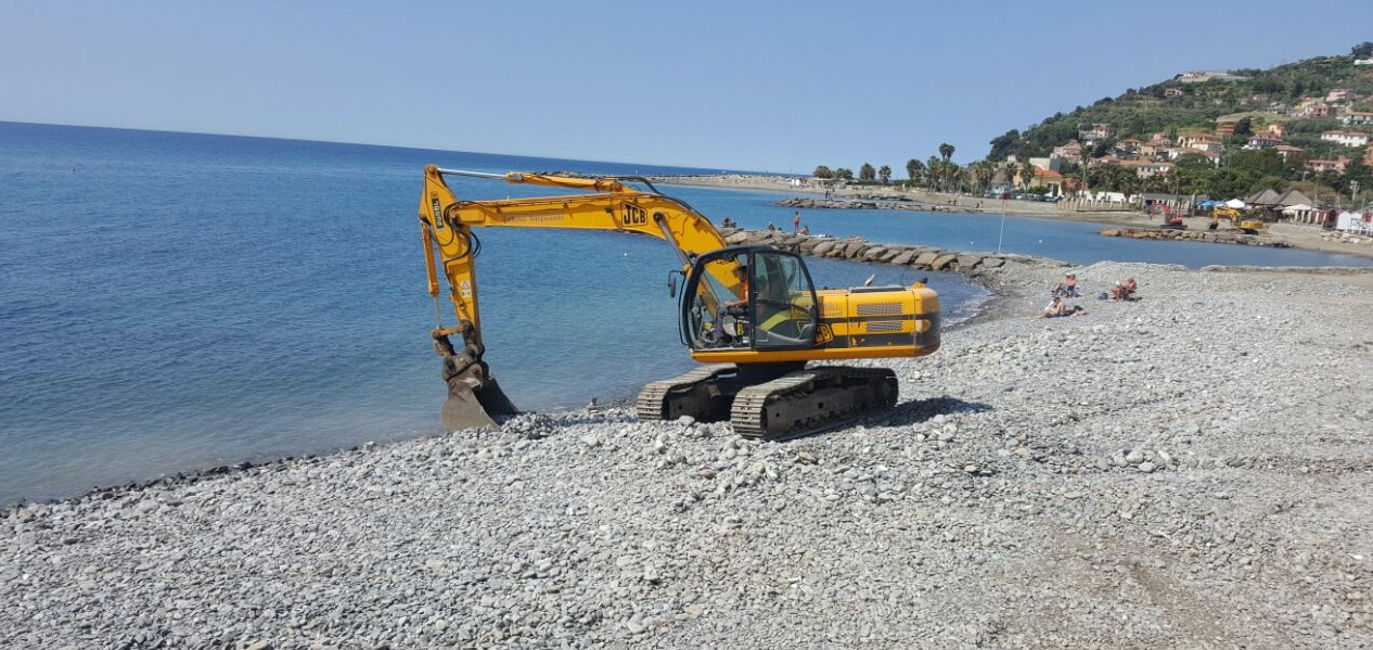 Dopo Oneglia avviati i lavori di  pulizia delle spiagge a Borgo Prino