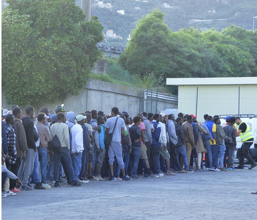 EMERGENZA MIGRANTI: “DALLA NOSTRA PARTE” CHIEDE MINORI A CAMPO ROJA E DIVIETO CIBO PER STRADA