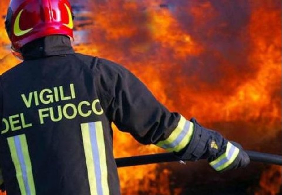 Emergenza incendi in Liguria, sindacato dei Vigili del Fuoco: “Basta tagli, senza la Forestale siamo pochi e facciamo turni da 16 ore”