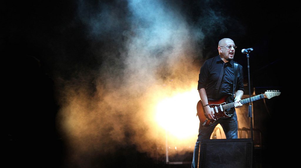 Il concerto di Enrico Ruggeri inaugura il programma per il week-end nel Golfo Dianese