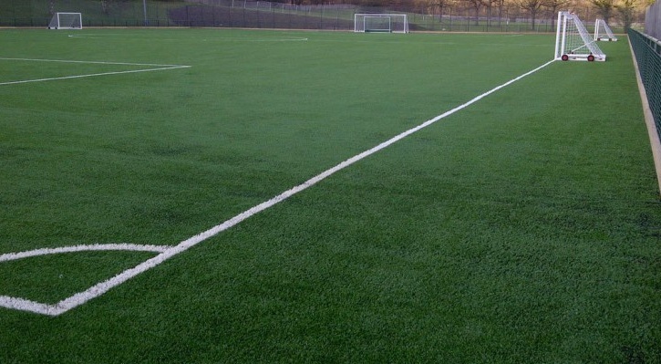 Erba sintetica per il nuovo campo da calcio delle ex caserme Revelli. Al via i lavori