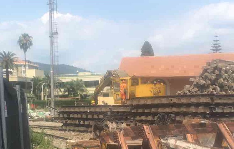 Infortunio sul lavoro nel cantiere dell’ex stazione di Oneglia, grave un 57enne