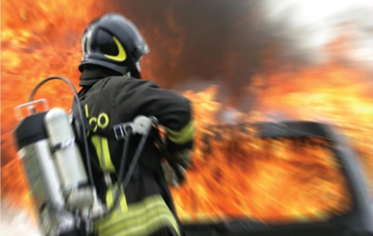 FINE ANNO ALL’INSEGNA DEL FUOCO IN PROVINCIA: BRUCIANO CUCINA DURANTE CENONE E UNA CASA