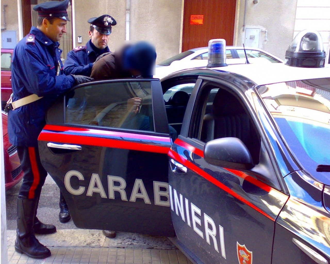 FURTO, ARMI E TENTATA RAPINA: ARRESTI E DENUNCE DEI CARABINIERI NEL WEEKEND