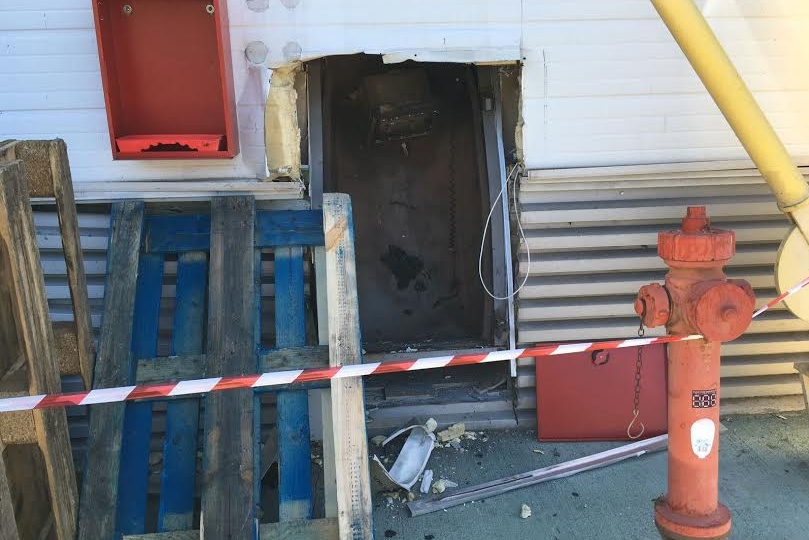 Fanno esplodere la cassa del supermercato nella notte, bottino da migliaia di euro