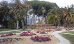 Fiori ed un'altalena nuova per i bambini di Ventimiglia ai giardini Tommaso Reggio