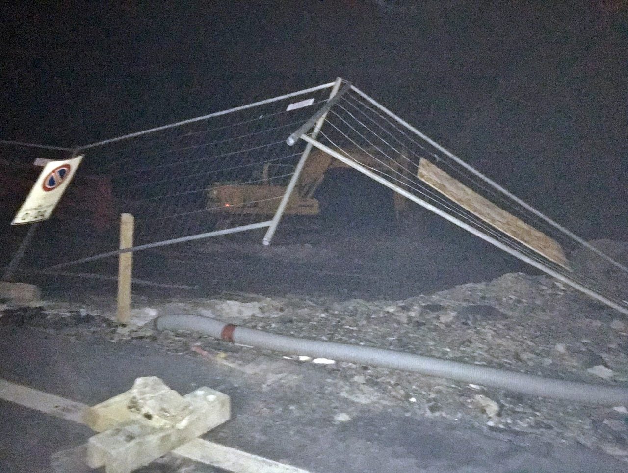 Forti raffiche di vento su tutta la provincia: rovesciate le transenne del cantiere della rotonda a Bordighera