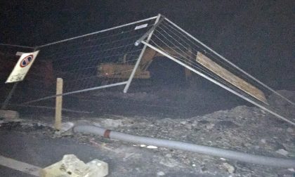 Forti raffiche di vento su tutta la provincia: rovesciate le transenne del cantiere della rotonda a Bordighera