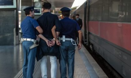 Furti e rapine armati di coltello a bordo dei treni: arrestati tre ventenni