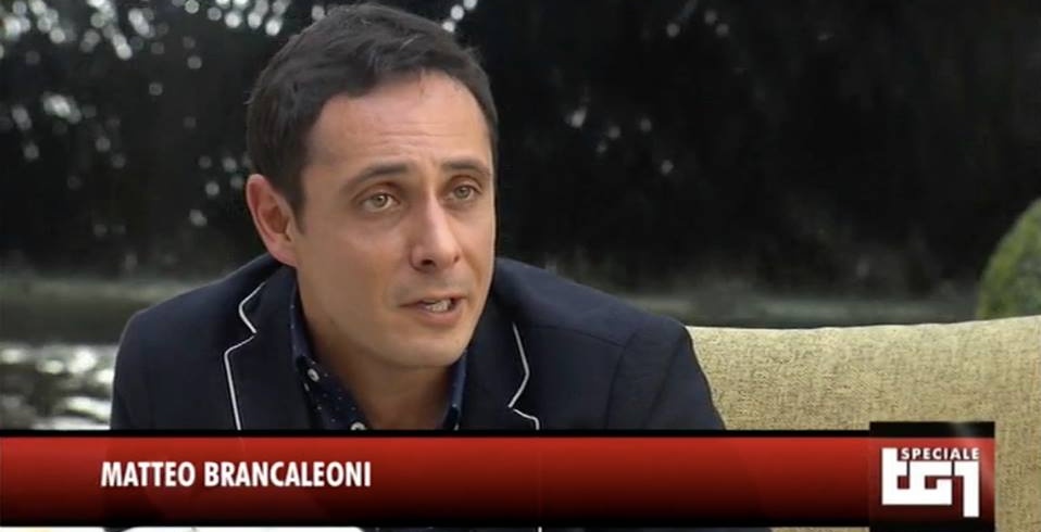 GIORNALISTA AL FESTIVAL DERUBATO DI TUTTO MENTRE ATTENDE DI INCONTRARE ALBANO