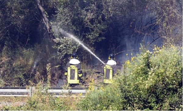GIORNATA NERA PER I VIGILI DEL FUOCO – TRE INCENDI IN CONTEMPORANEA, ORA SOTTO CONTROLLO