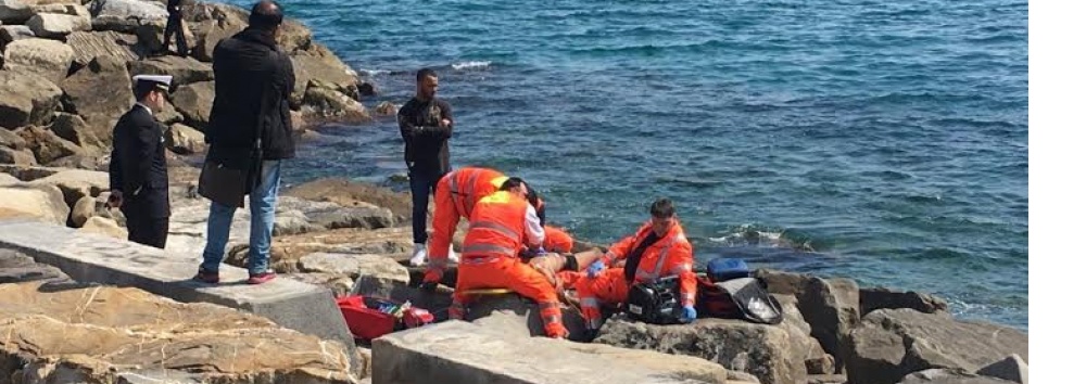 UOMO IN FIN DI VITA DOPO UN BAGNO NELLE ACQUE DAVANTI AL FORTE DI SANTA TECLA/ FOTO E VIDEO