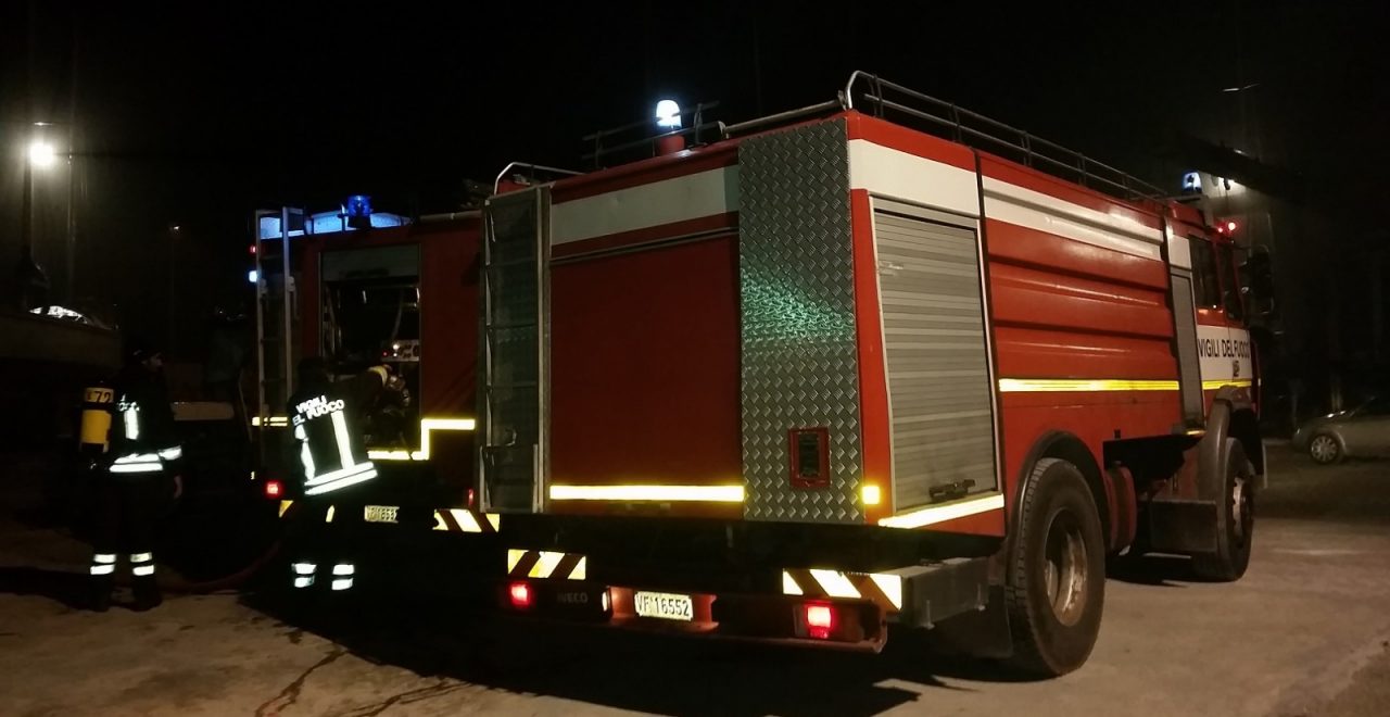 GROSSO PINO SI ABBATTE SU DUE AUTO IN CORSA A VENTIMIGLIA