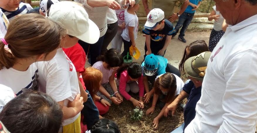 Gli alunni della scuola di Civezza “giardinieri” durante la “Giornata dell’albero”