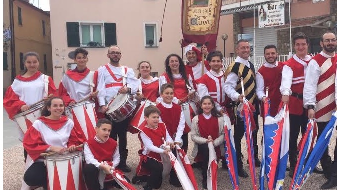 Gli sbandieratori di Ventimiglia presenti al corso di falconeria e all’elezione del Principe di Seborga
