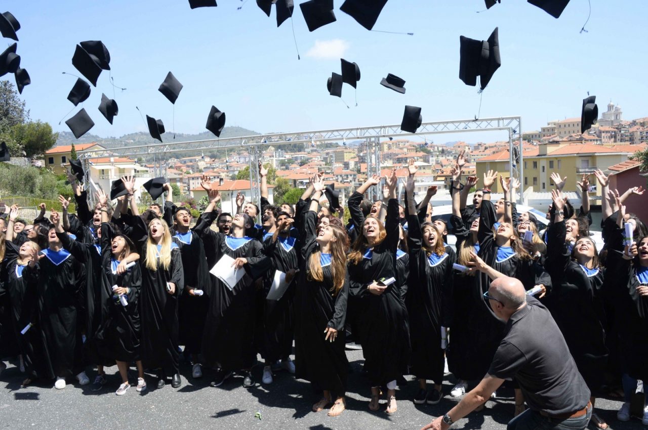 Gli studenti del Ruffini  lanciano il “tocco”, finalmente il diploma – LE FOTO