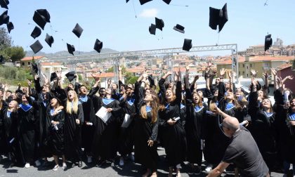 Gli studenti del Ruffini  lanciano il "tocco", finalmente il diploma - LE FOTO