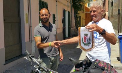 Ha 80 anni e fa il giro del Mondo in bicicletta: oggi la tappa ad Imperia