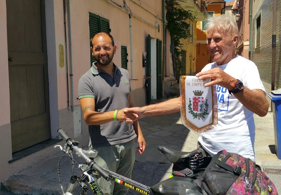 Ha 80 anni e fa il giro del Mondo in bicicletta: oggi la tappa ad Imperia