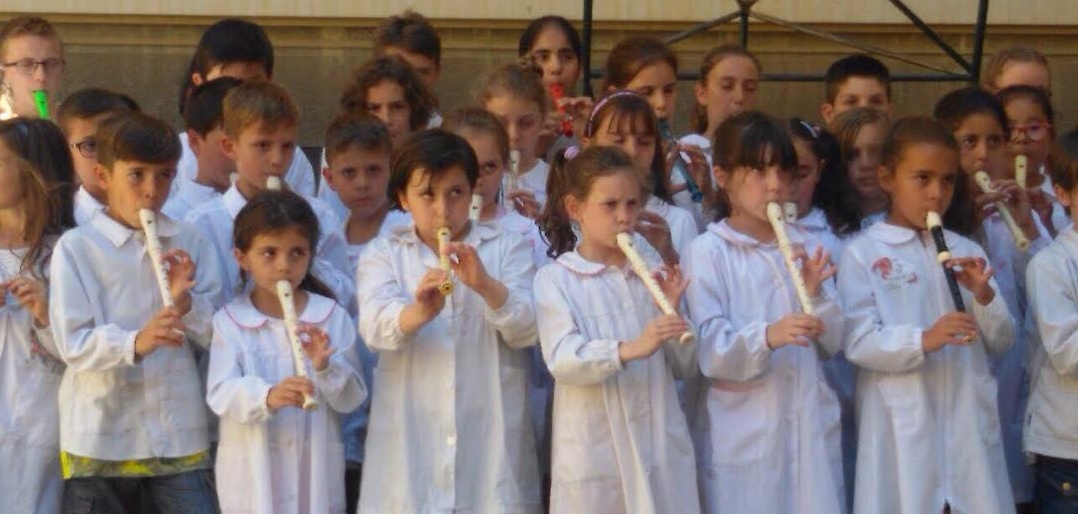 I BAMBINI DELLA SCUOLA VOLTA HANNO SALUTATO IL LORO AMATO PRESIDE CHE VA IN PENSIONE