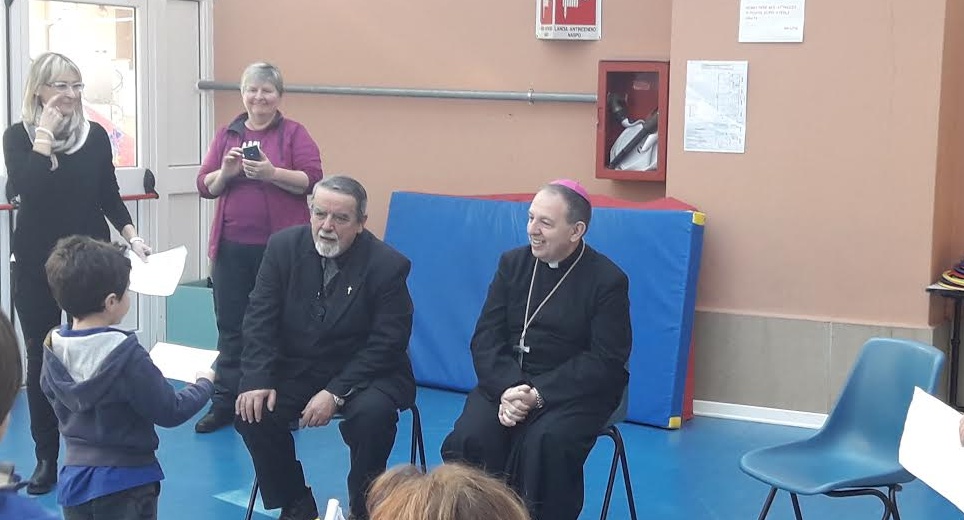 I BAMBINI DI POGGIO ACCOLGONO IL VESCOVO SUETTA