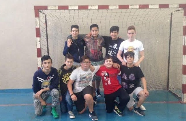 I RAGAZZI DELLA TERZA C… A PALLAMANO CI SANNO FARE PIU’ DEI COMPAGNI. TORNEO SCOLASTICO A BORDIGHERA
