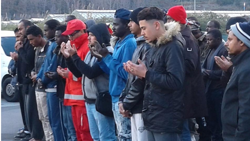 I migranti del Campo Roya pregano per il libico morto travolto da uno scooter