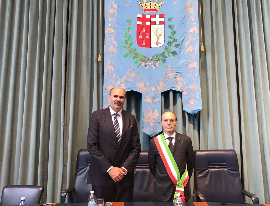 I saluti del sindaco Carlo Capacci al questore uscente Leopoldo Laricchia che lascia Imperia per andare a Lecce