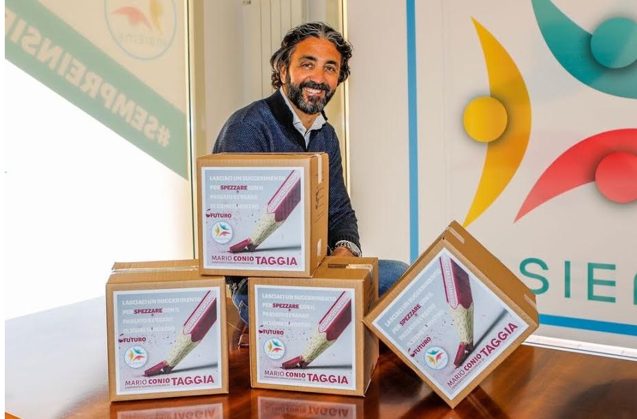IL CANDIDATO SINDACO MARIO CONIO  ESPONE LE “SCATOLE DELLE IDEE”